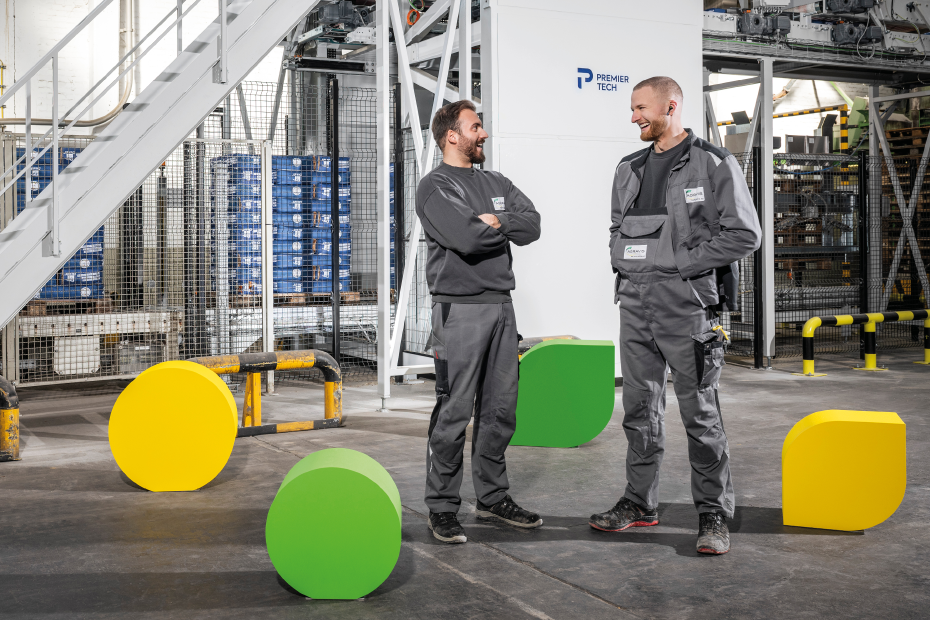 Zwei AGRAVIS-Mitarbeiter stehen im AGRAVIS-Mischfutterwerk und unterhalten sich