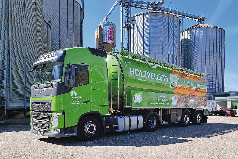 Ein Pellet-Lkw der RBB vor einem Futtersilo. 