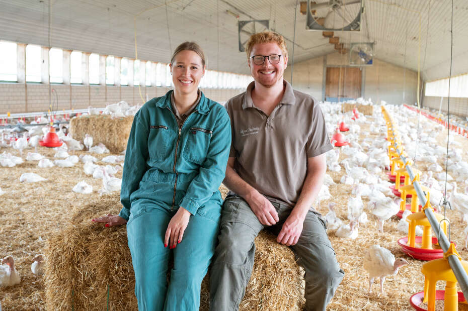 Zwei Personen in einem Putenstall