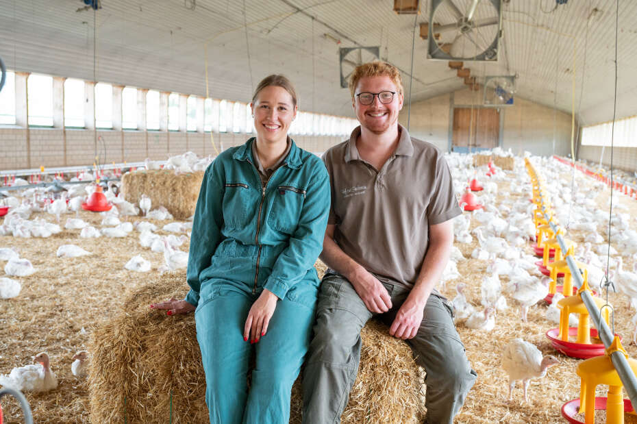 Zwei Personen in einem Putenstall