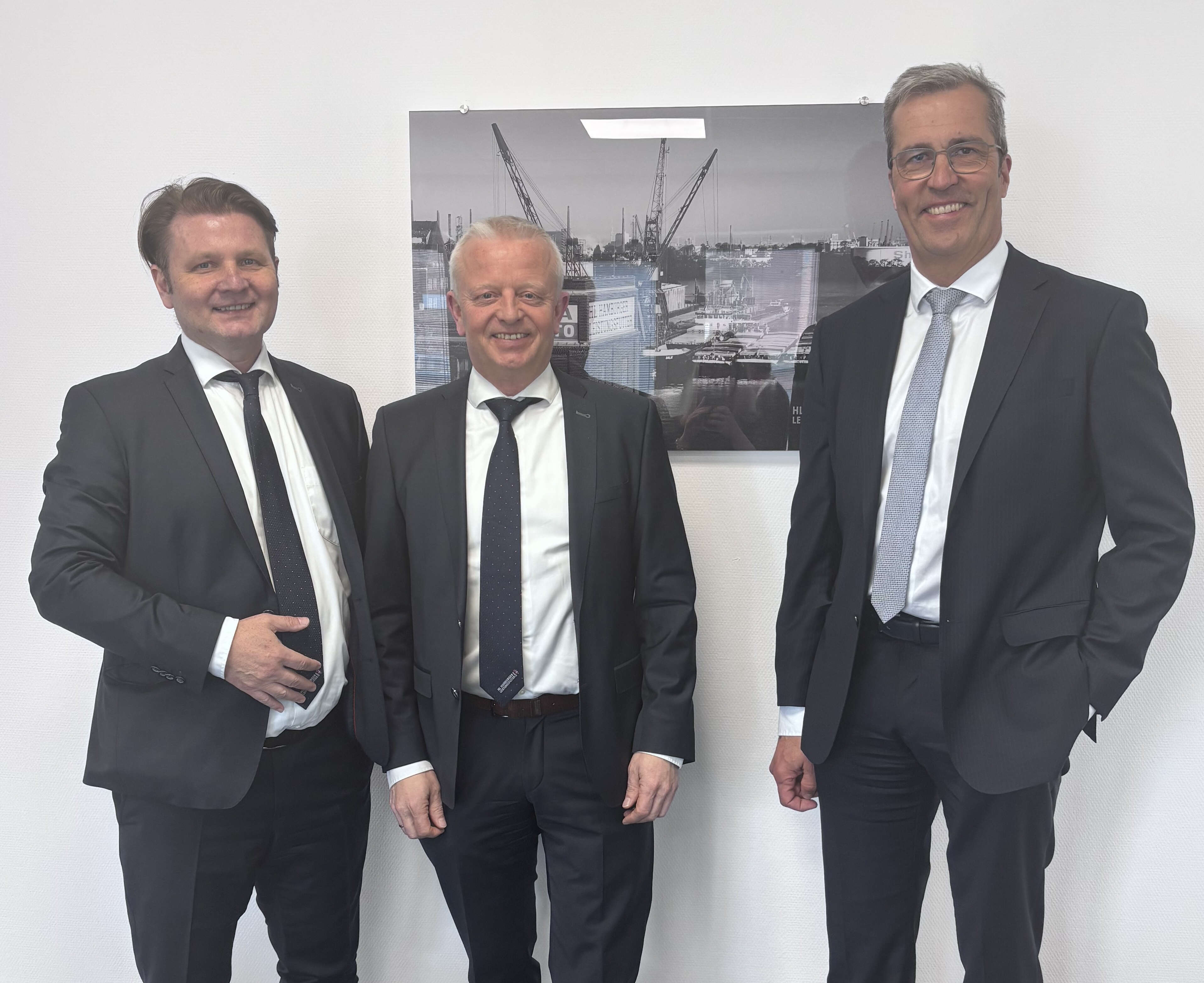 AGRAVIS-CEO Dr. Dirk Köckler steht neben Ralf Löhden und Tomasz Wasik.