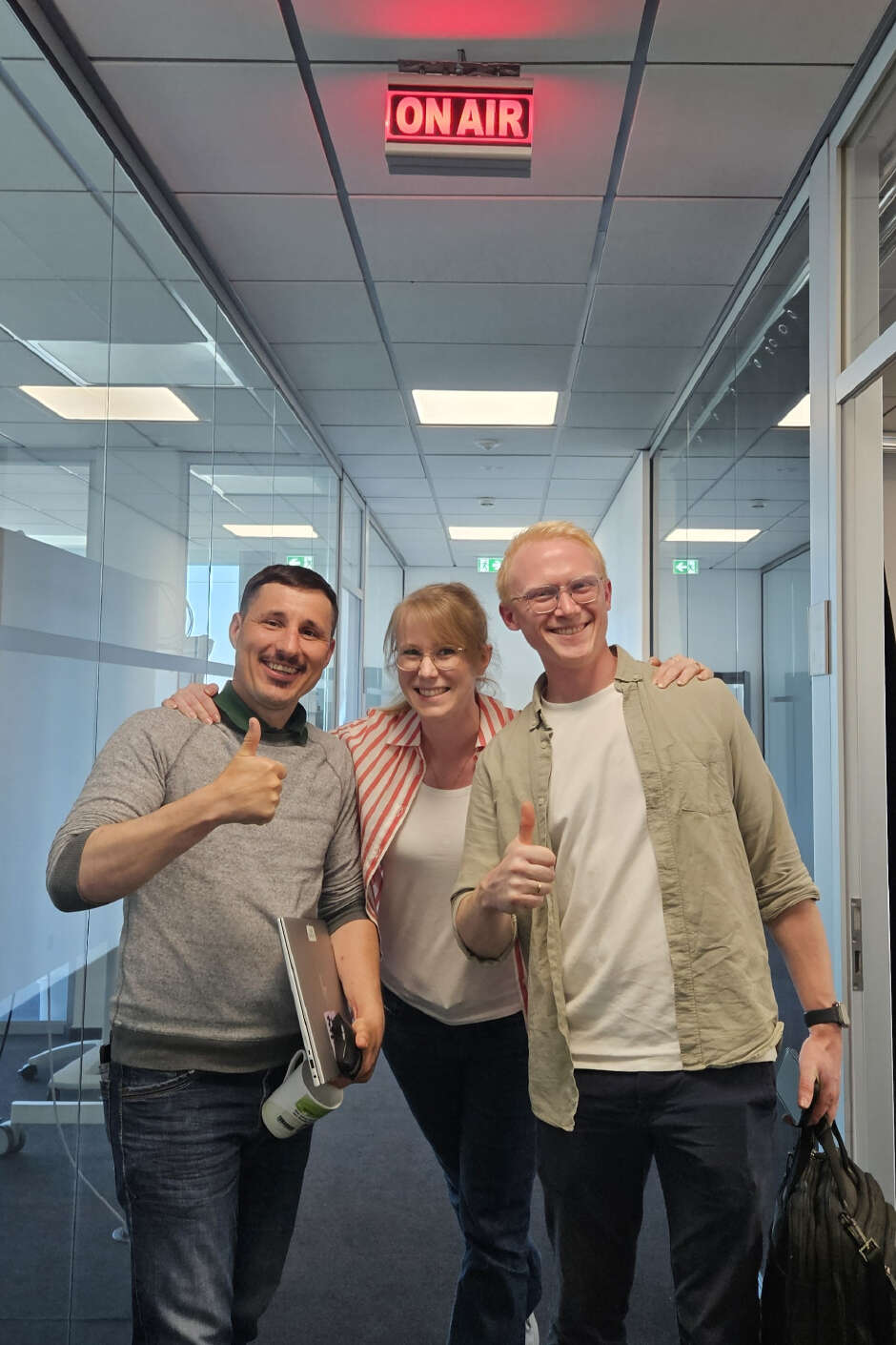 Tobias Uhlig, Janna Riering, Linus Becks bei der Podcastaufnahme_Zuschnitt