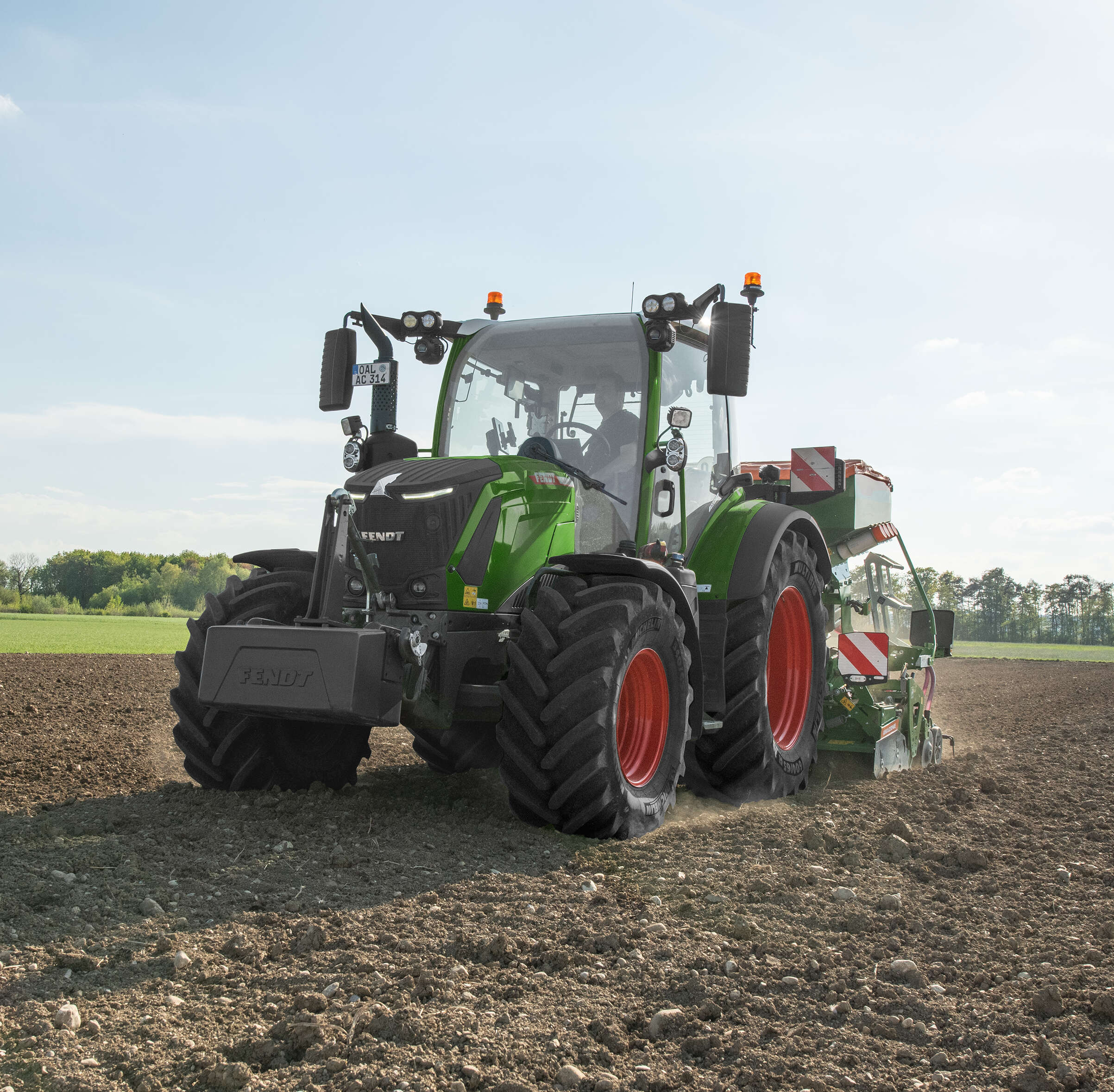 Fendt 300 Vario Gen5 bei der Aussaat auf dem Acker
