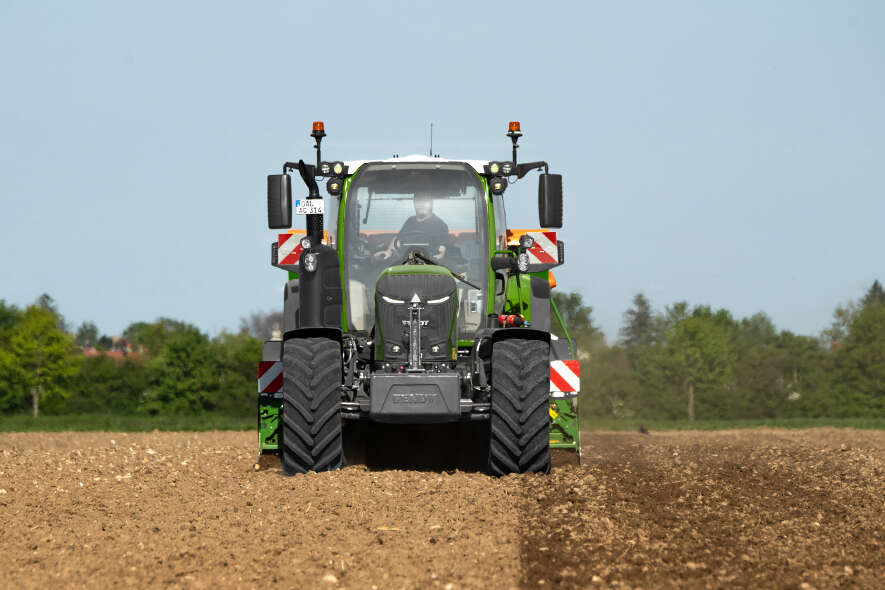 Fendt 300 Vario bei der Bodenbearbeitung auf dem Acker