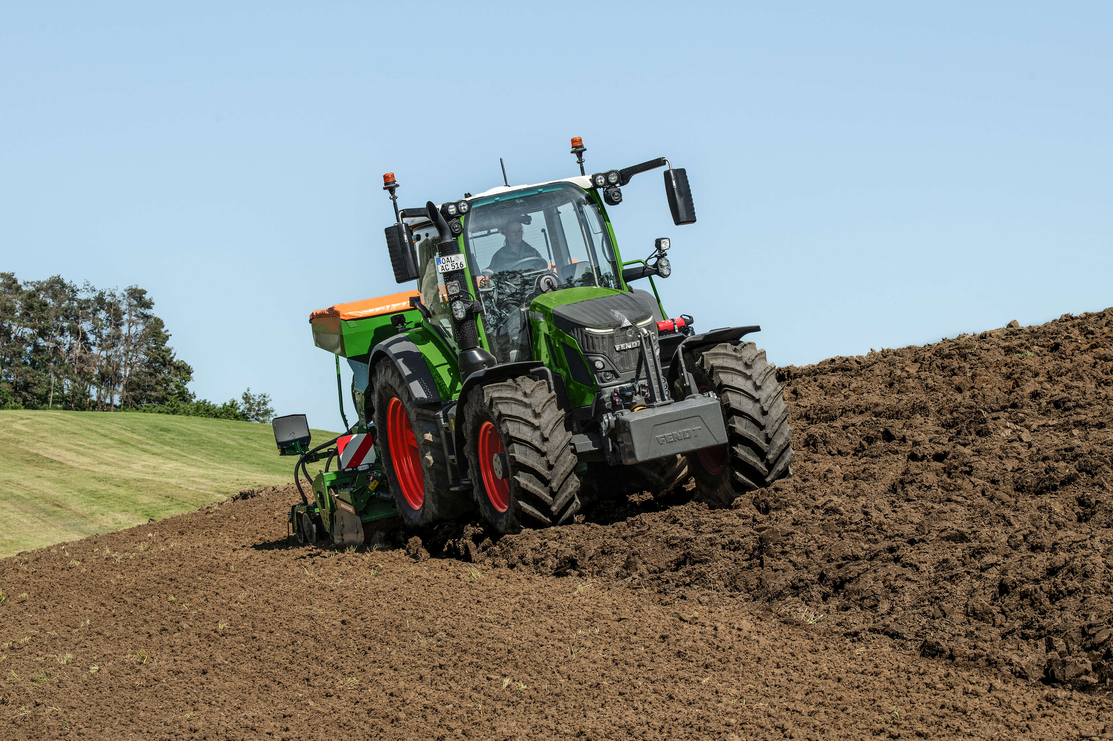 Fendt 500 Vario Gen4 bei der Aussaat auf hügeligem Acker