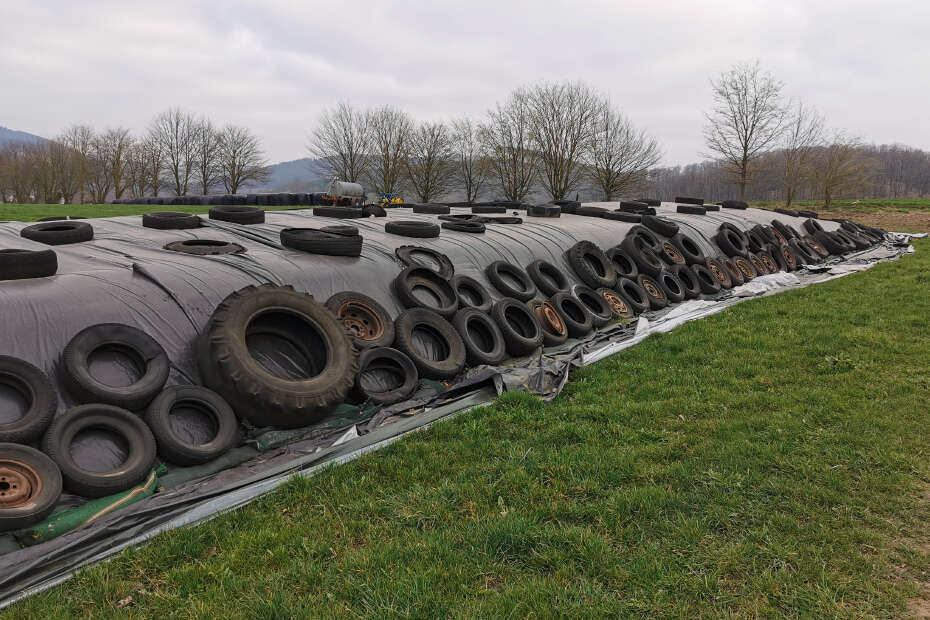 Flachsilo ist mit alten Reifen abgedeckt
