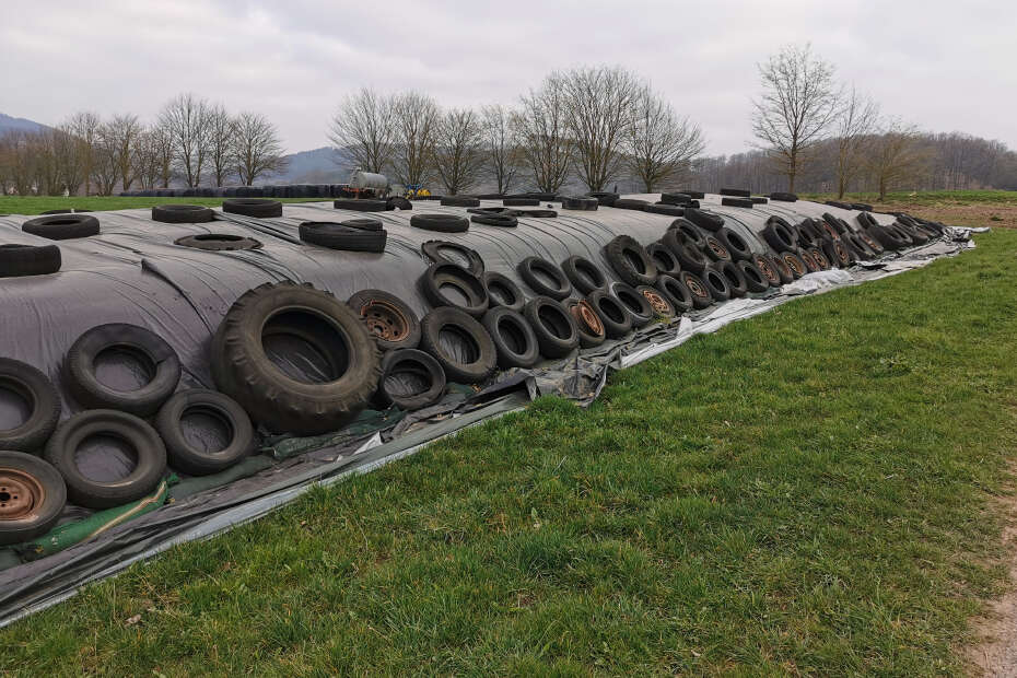 Flachsilo ist mit alten Reifen abgedeckt