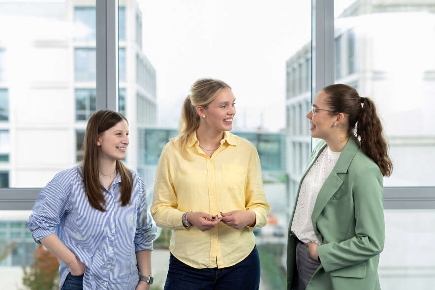 Auszubildende stehen in der Zentrale