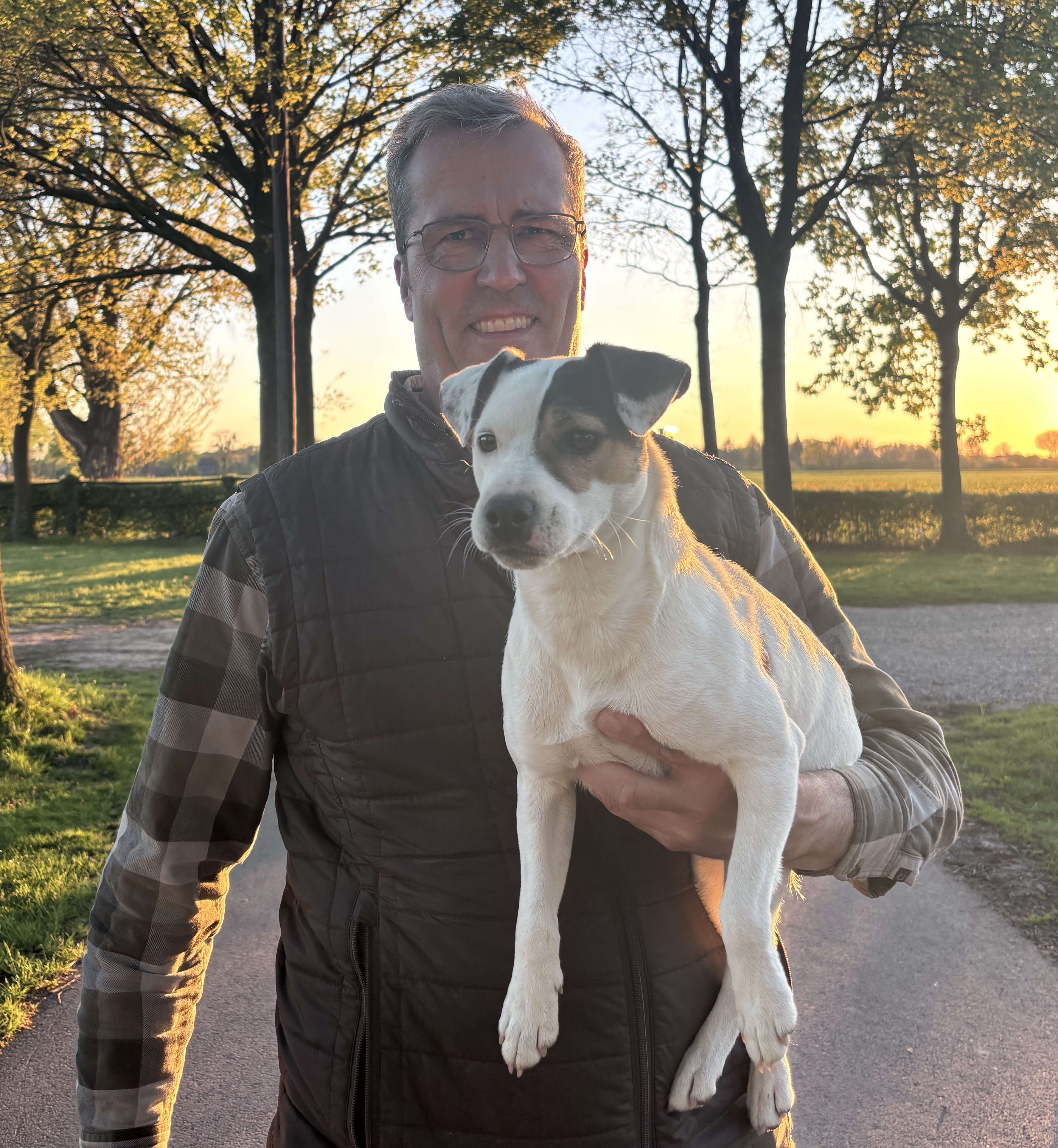 AGRAVIS-CEO Dr. Dirk Köckler hat einen Hund auf dem Arm.