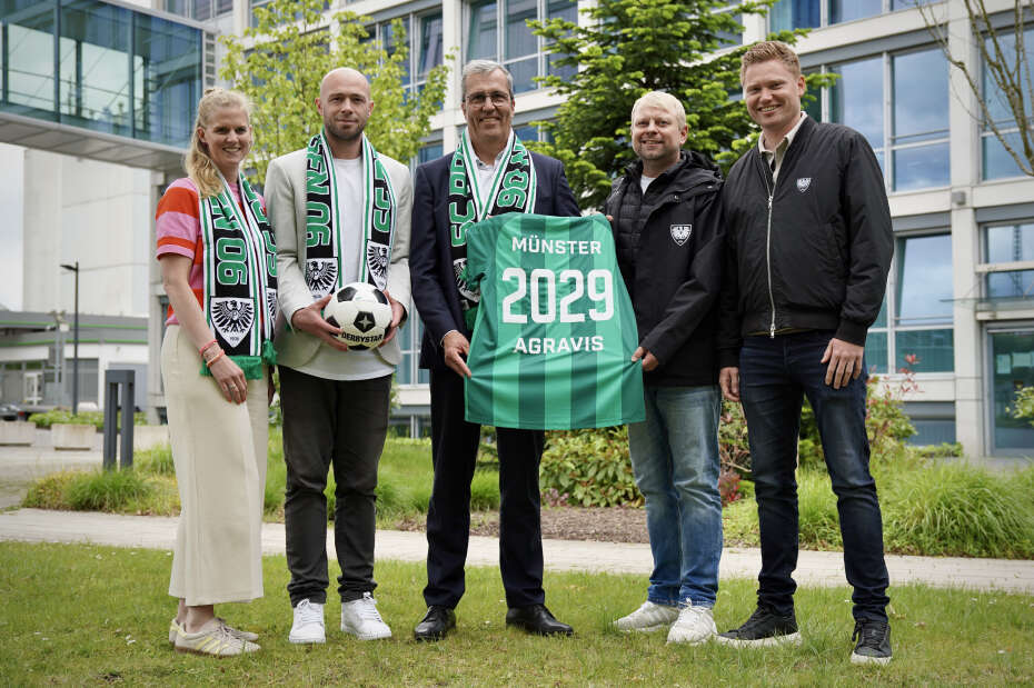 AGRAVIS-CEO mit Vertretern der AGRAVIS und SC Preußen Münster in Fanbekleidung