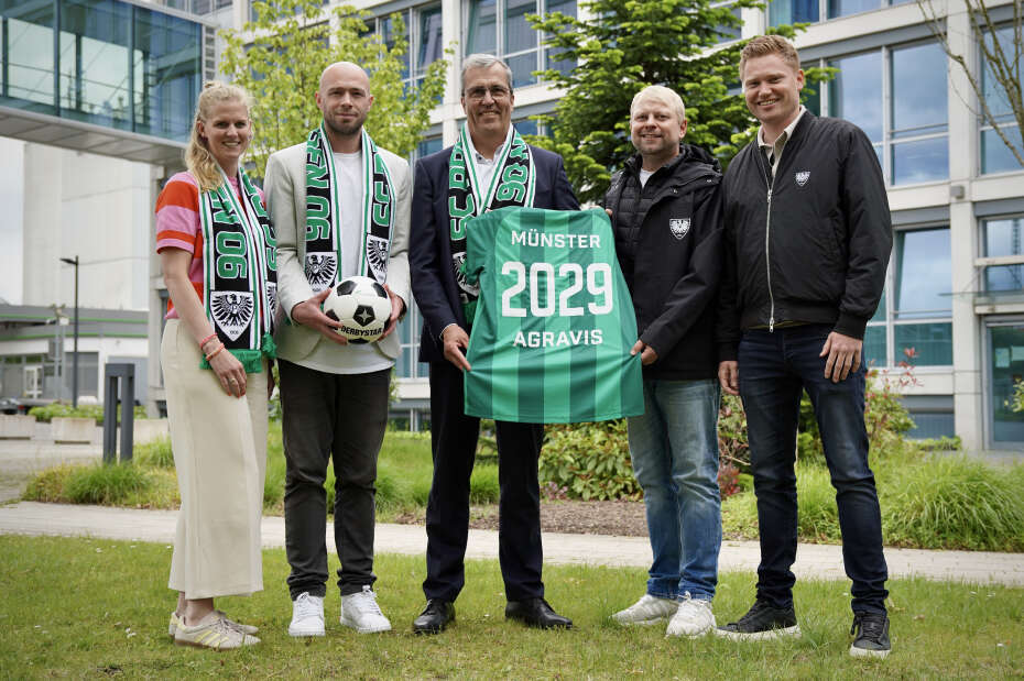 AGRAVIS-CEO mit Vertretern der AGRAVIS und SC Preußen Münster in Fanbekleidung