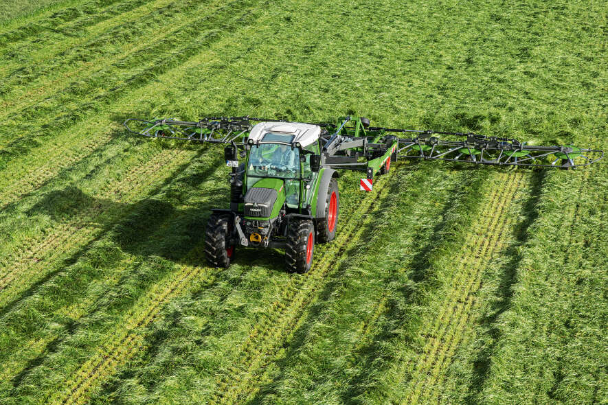 Fendt 200 Vario mit Kreiselzettwender bei der Heuernte auf großflächigem Grünland aus der Vogelpersp