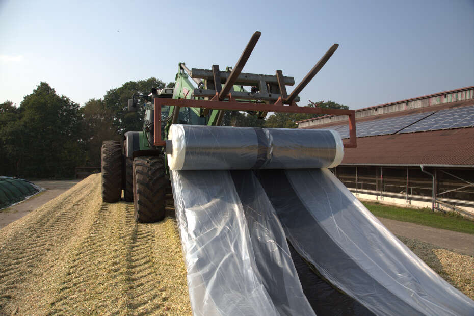 Eine Maschine legt Polydress Twista Strong auf einem Silo aus.