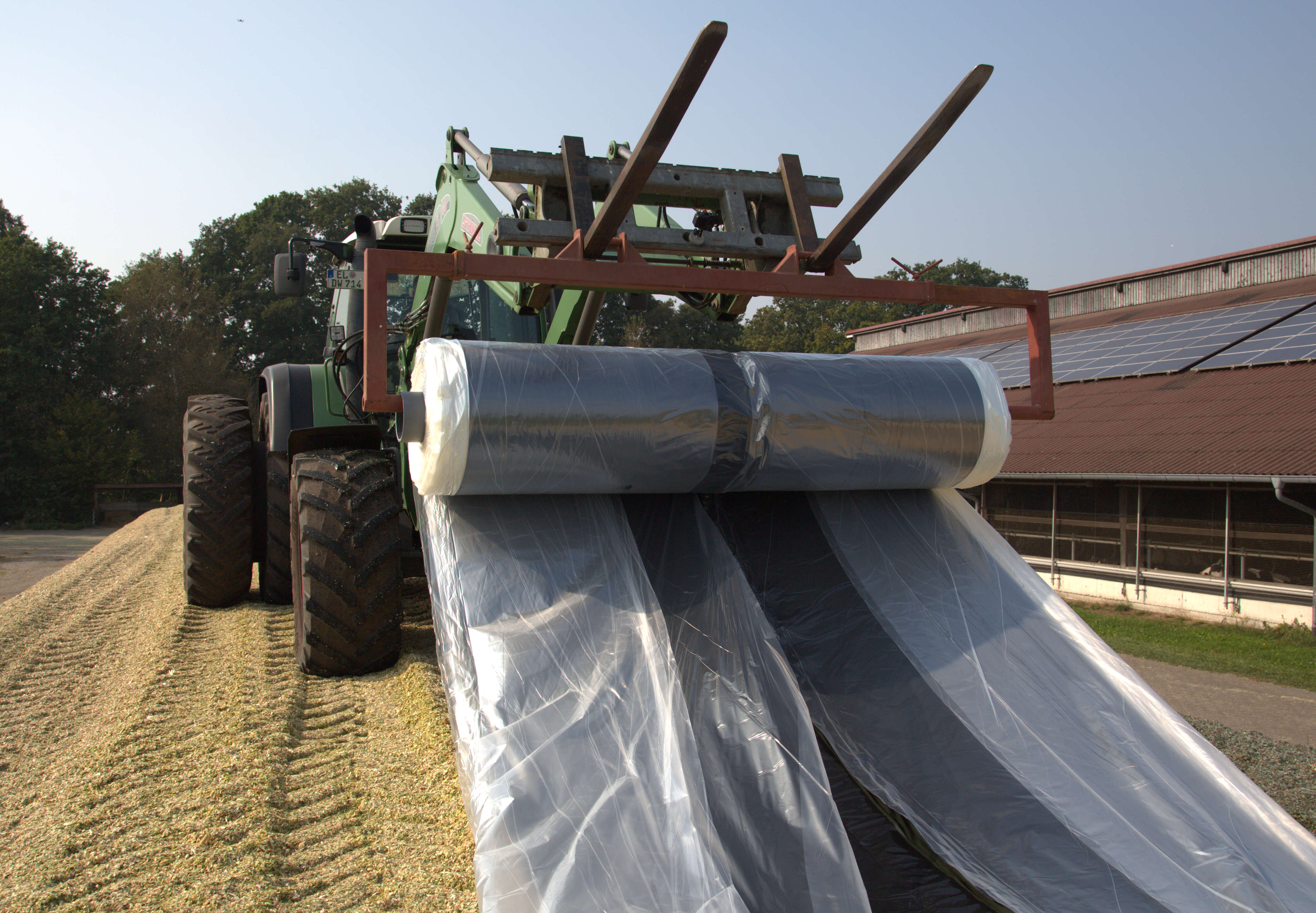 Eine Maschine legt Polydress Twista Strong auf einem Silo aus.