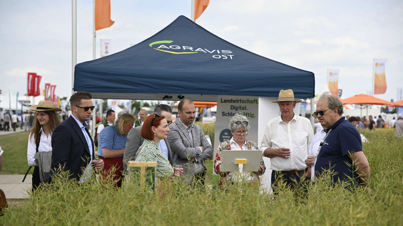Ein interessiertes Publikum vor dem Pavillon der AGRAVIS Ost.