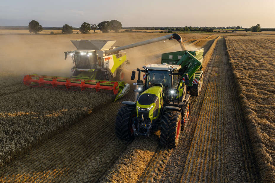 CLAAS AXION Traktor mit CLAAS Mähdrescher bei der Ernte