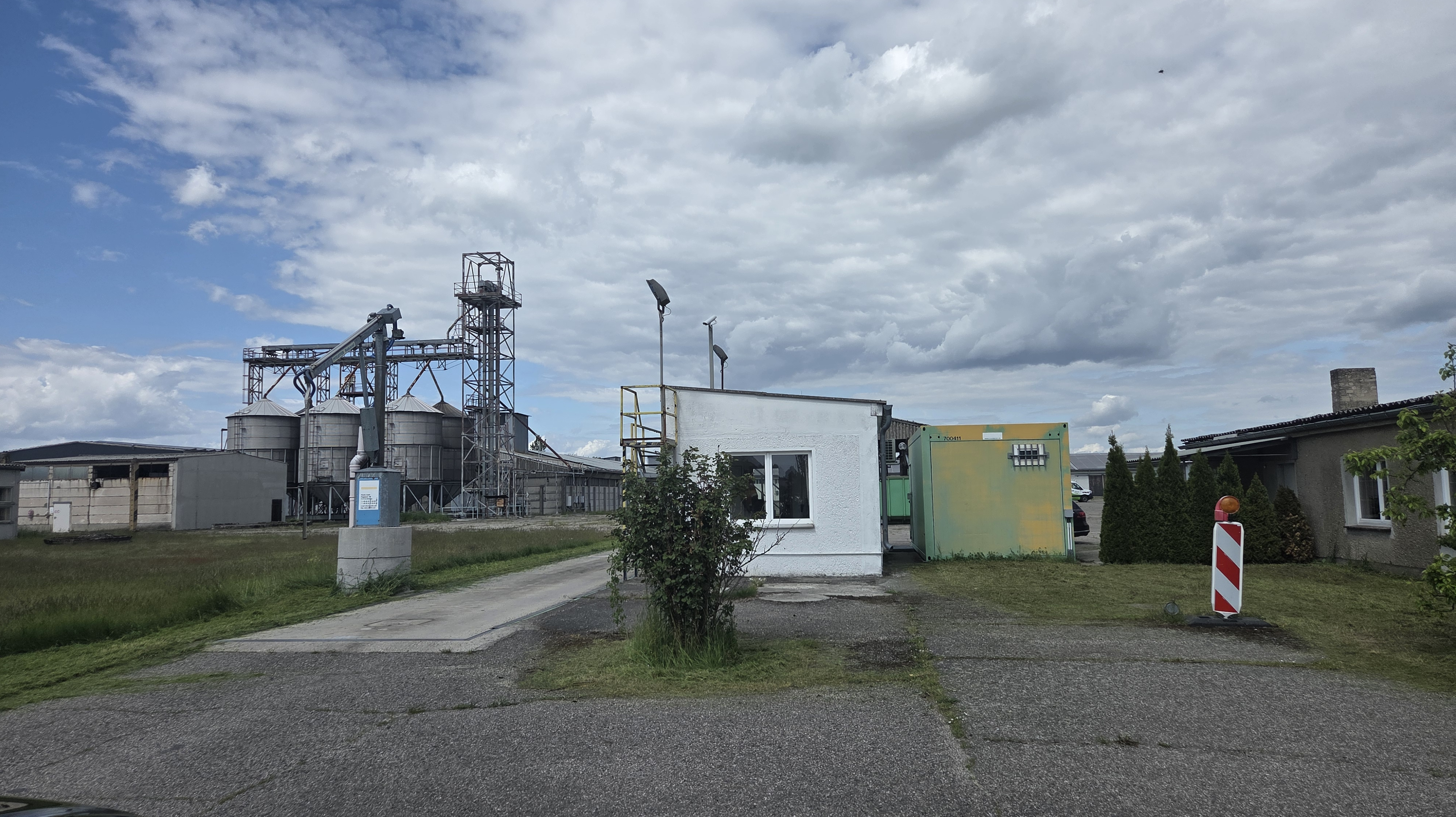 Wiegehaus und Container