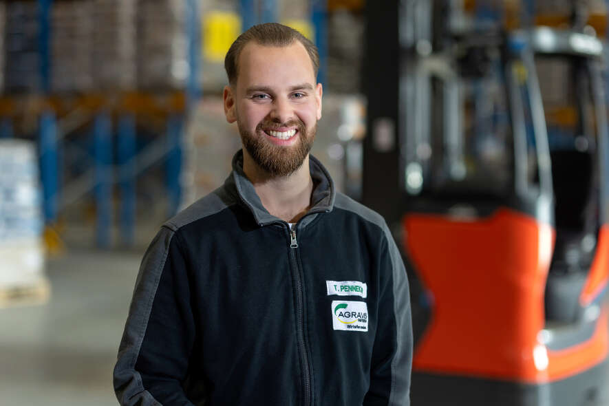 AGRAVIS Mitarbeiter im Distributionszentrum vorm Stapler