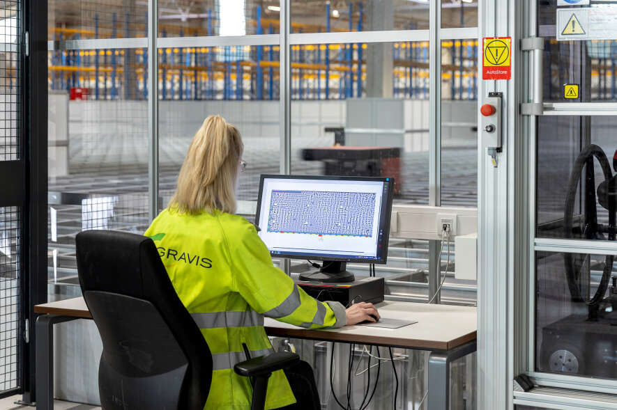 Logistik-Mitarbeiterin an der Kommissionieranlage