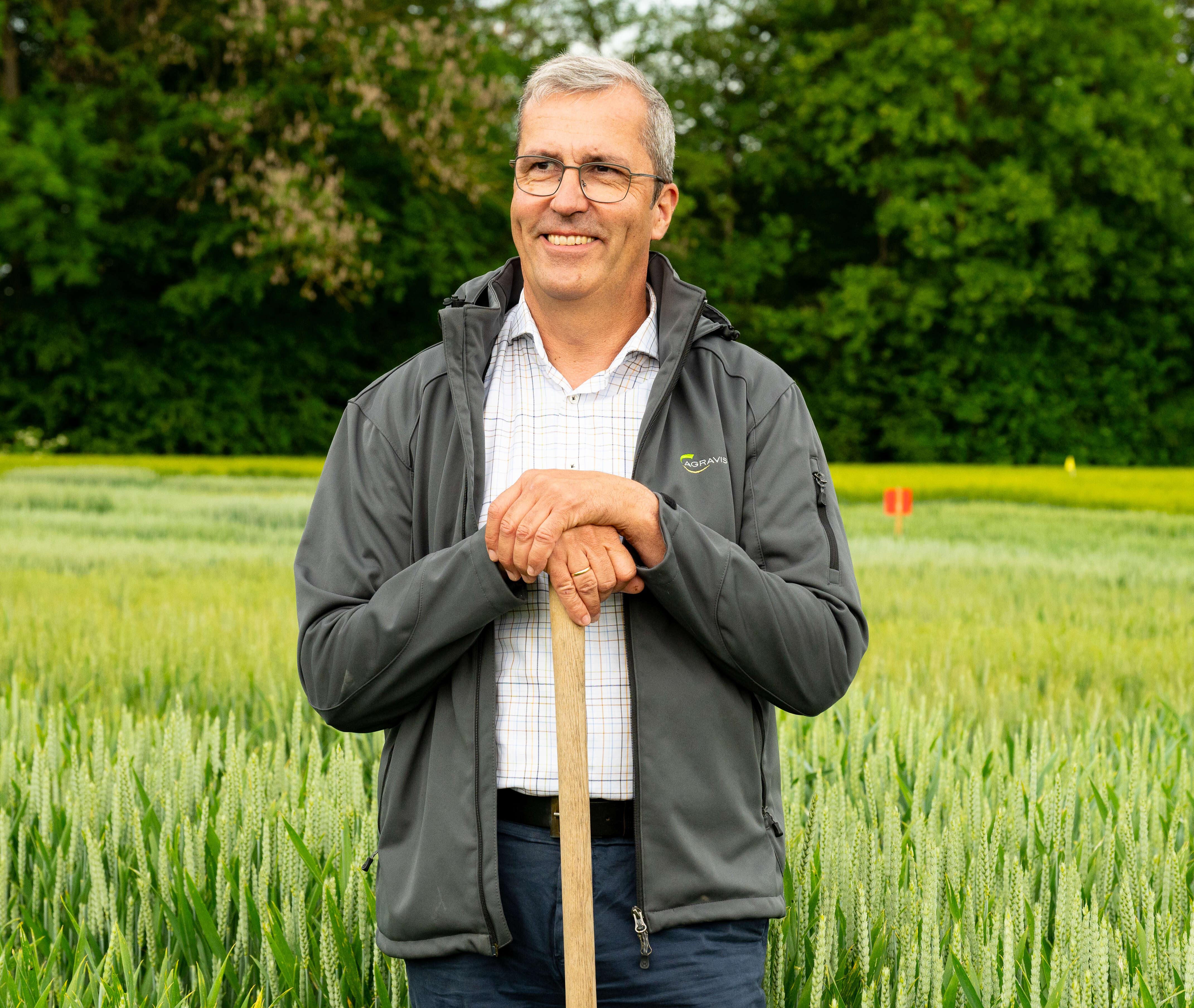 AGRAVIS-CEO Dr. Dirk Köckler steht vor einem Feld.