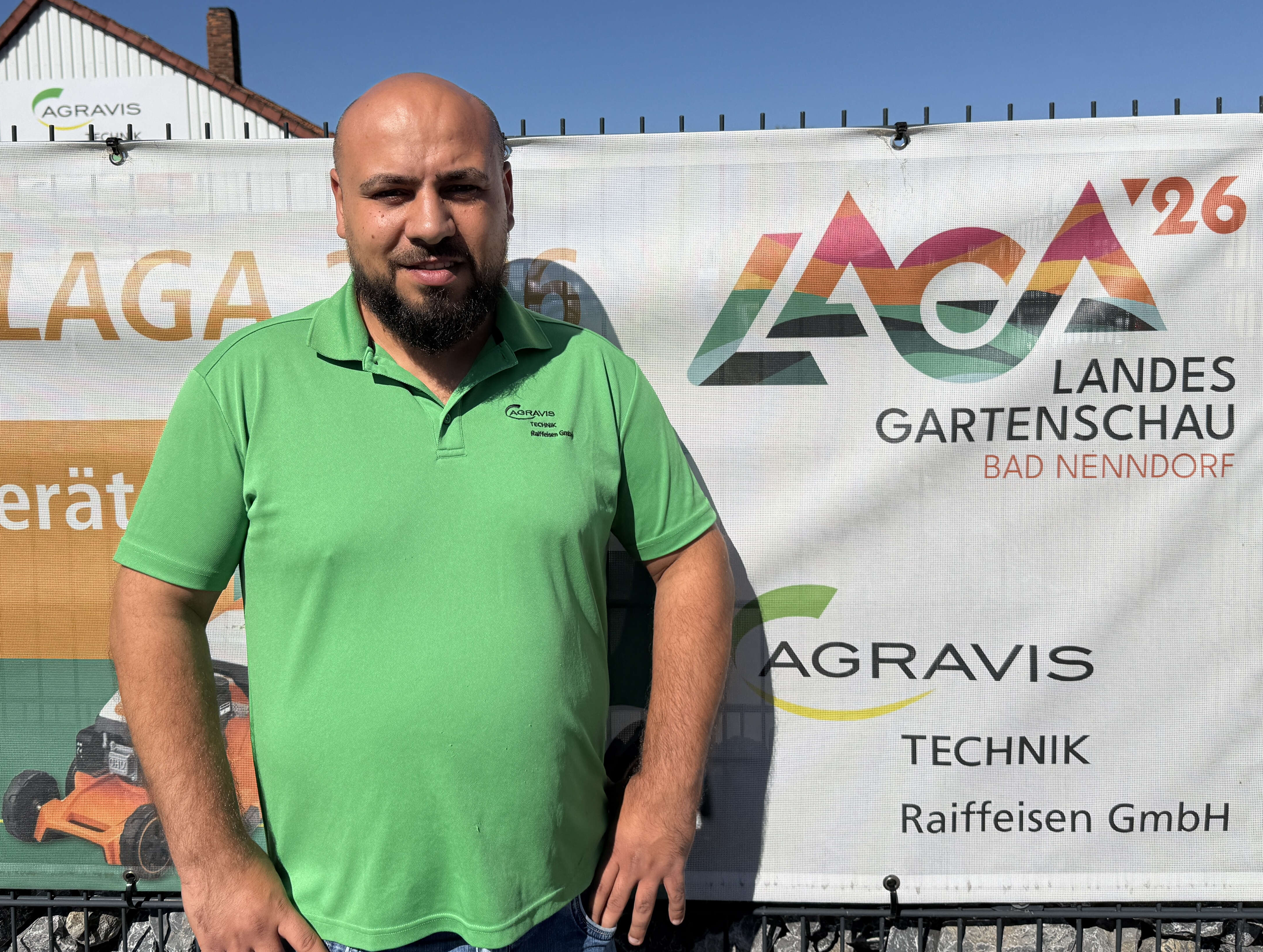 Kommunalverkäufer Albinot Sejdijaj vor LAGA-Werbetafel der AGRAVIS Technik in Bad Nenndorf