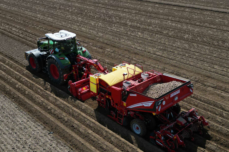 Grimme-Schlepper mit Anhänger auf einem Kartoffelfeld