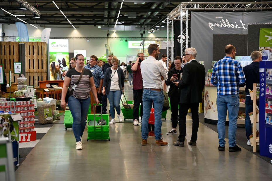 Viele Menschen in einem Gang zwischen Messeständen auf der Ordermesse.