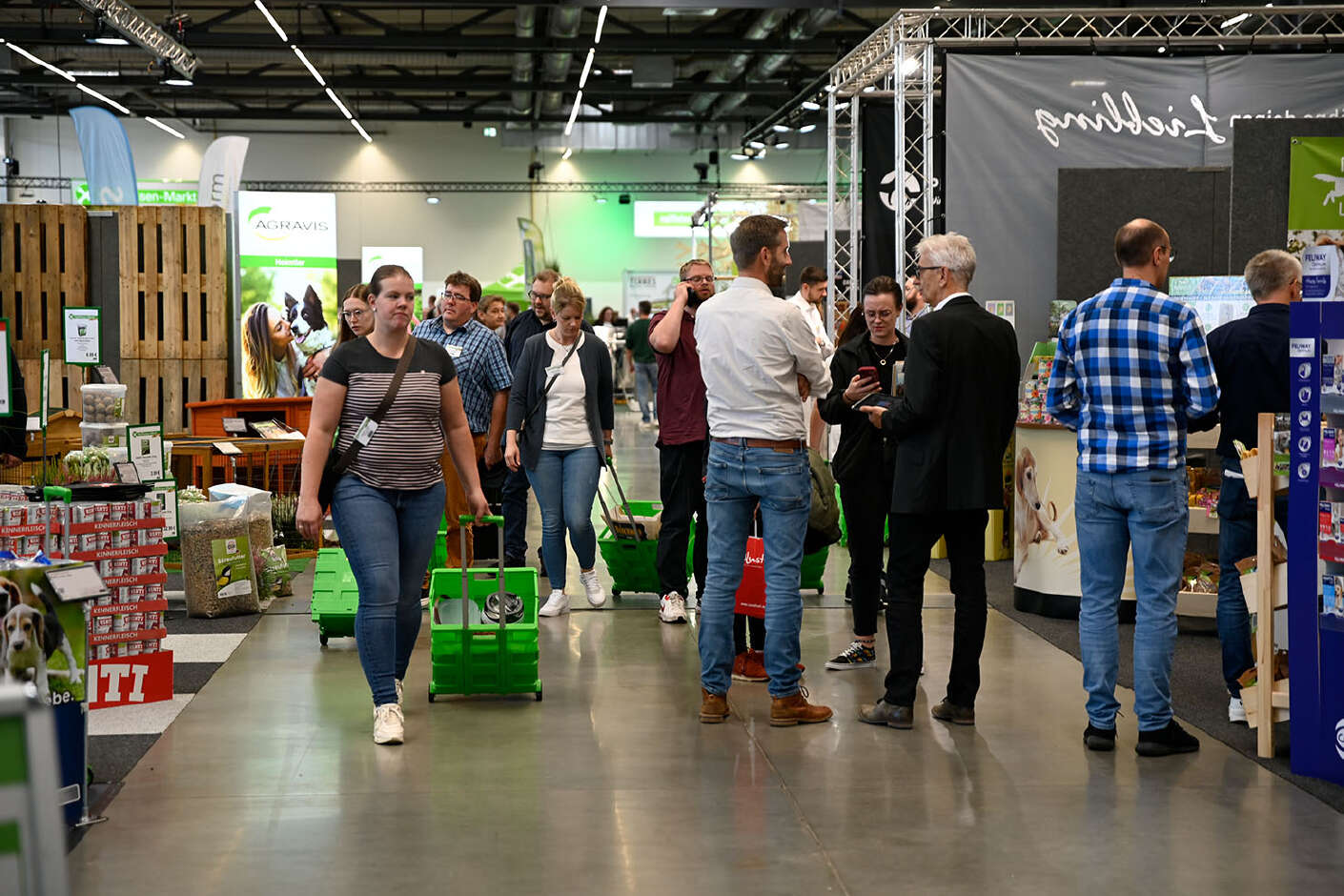 Viele Menschen in einem Gang auf der Ordermesse