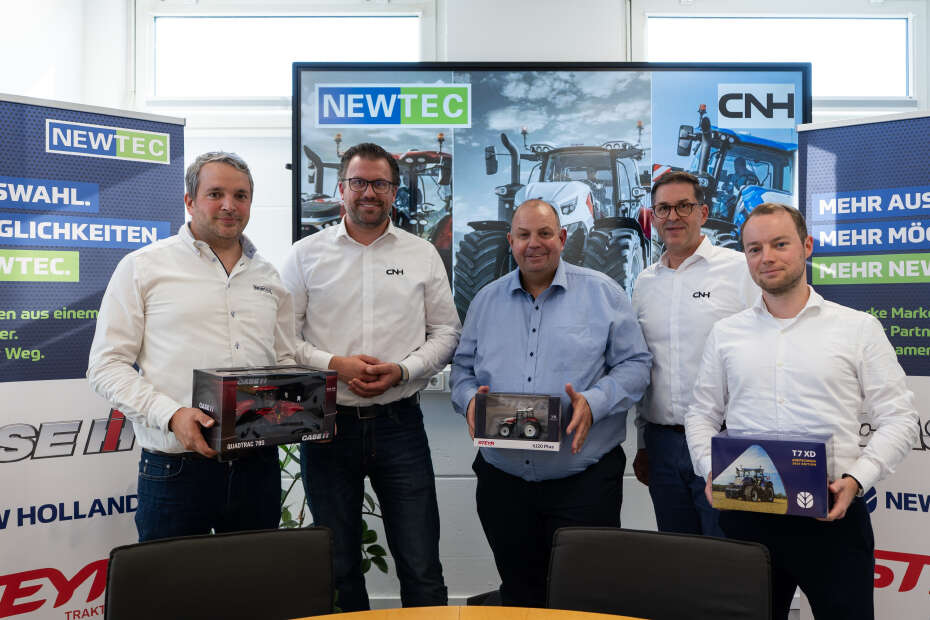 Fünf Männer stehen vor Aufstellern mit der Beschriftun Newtec und CNH