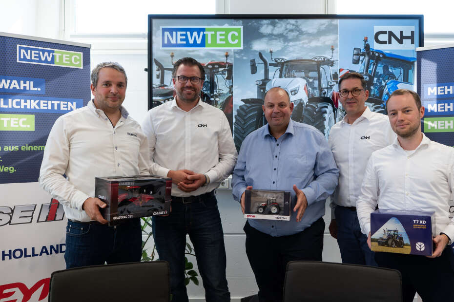 Fünf Männer stehen vor Aufstellern mit der Beschriftun Newtec und CNH