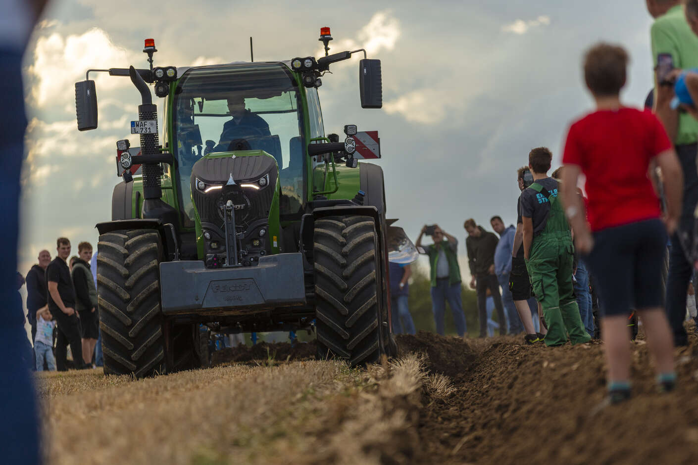 Fendt Traktor bei einer Vorführung zur Bodenbearbeitung auf dem Stoppelfeld.