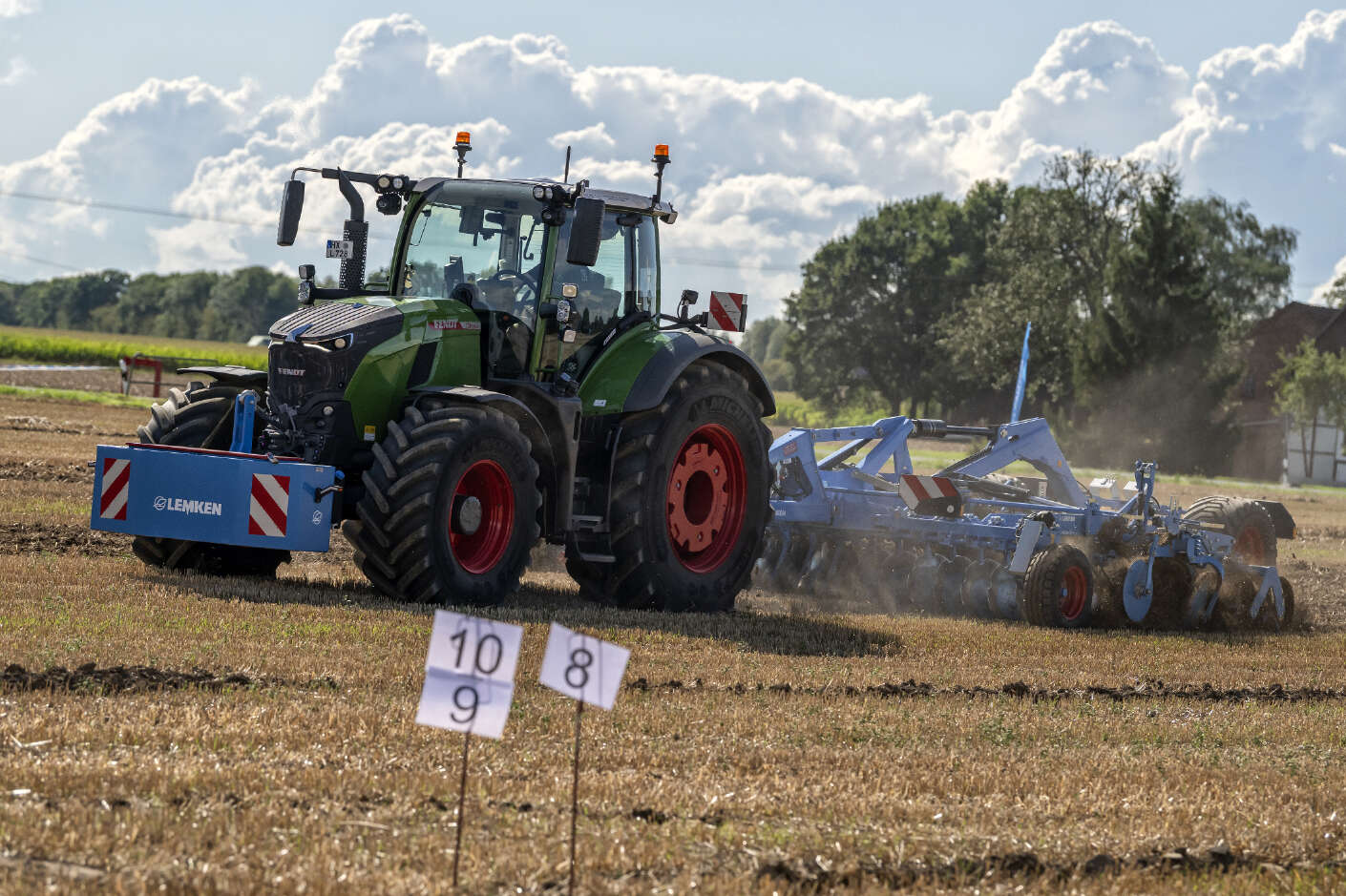 Fendt Traktor mit LEMKEN Kurzscheibenegge bei der Bodenbearbeitung auf einem Stoppelfeld.