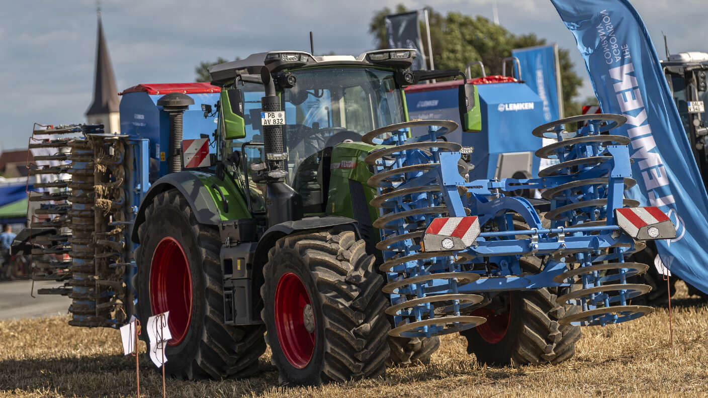 Fendt Traktor mit LEMKEN Bodenbearbeitungsgerät auf einem Stoppelfeld.