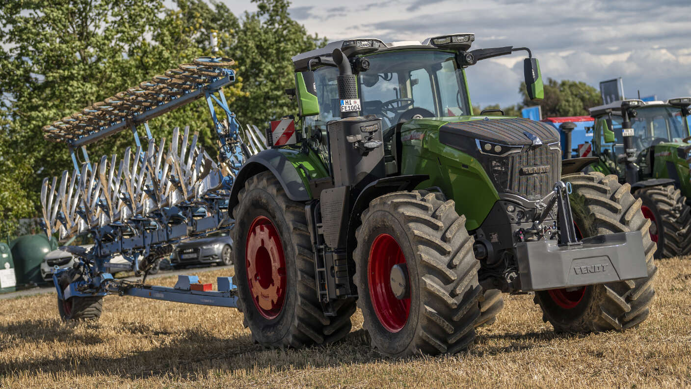 Fendt Traktor mit LEMKEN Pflug auf einem Stoppelfeld.