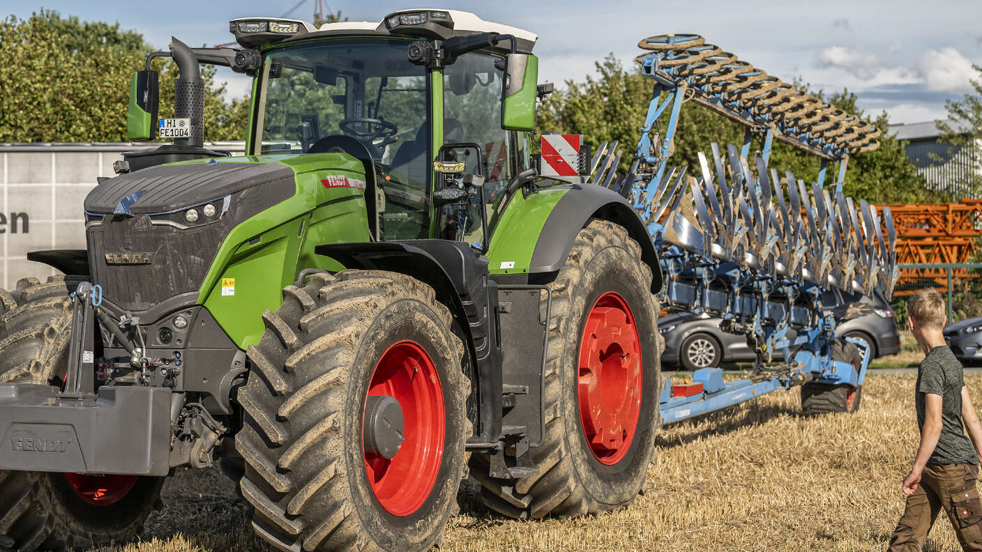 Fendt Traktor mit LEMKEN Pflug auf einem Stoppelfeld.