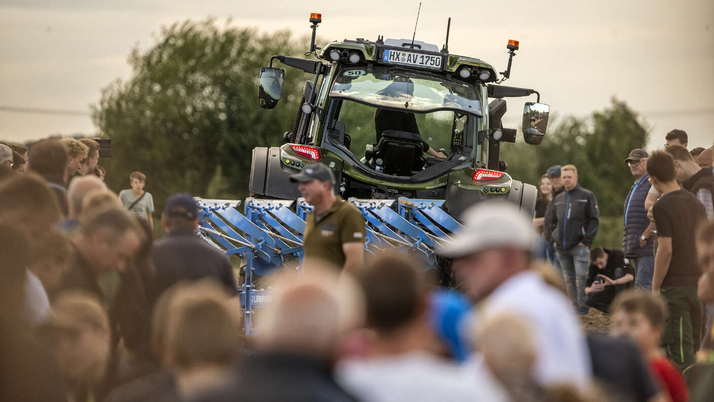 Fendt Traktor mit LEMKEN Gerät bei einer Feldvorführung, umgeben von Besuchern.