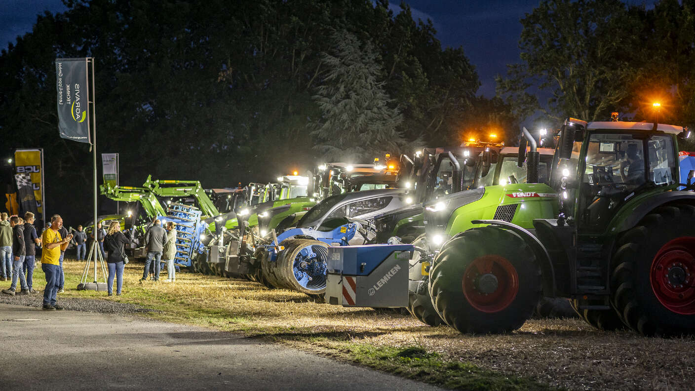 Fendt Traktoren und Landtechnik bei einer Abendvorführung auf dem Veranstaltungsgelände.