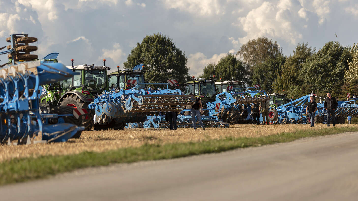 LEMKEN Bodenbearbeitungsgeräte und Fendt Traktoren auf einem Vorführfeld.