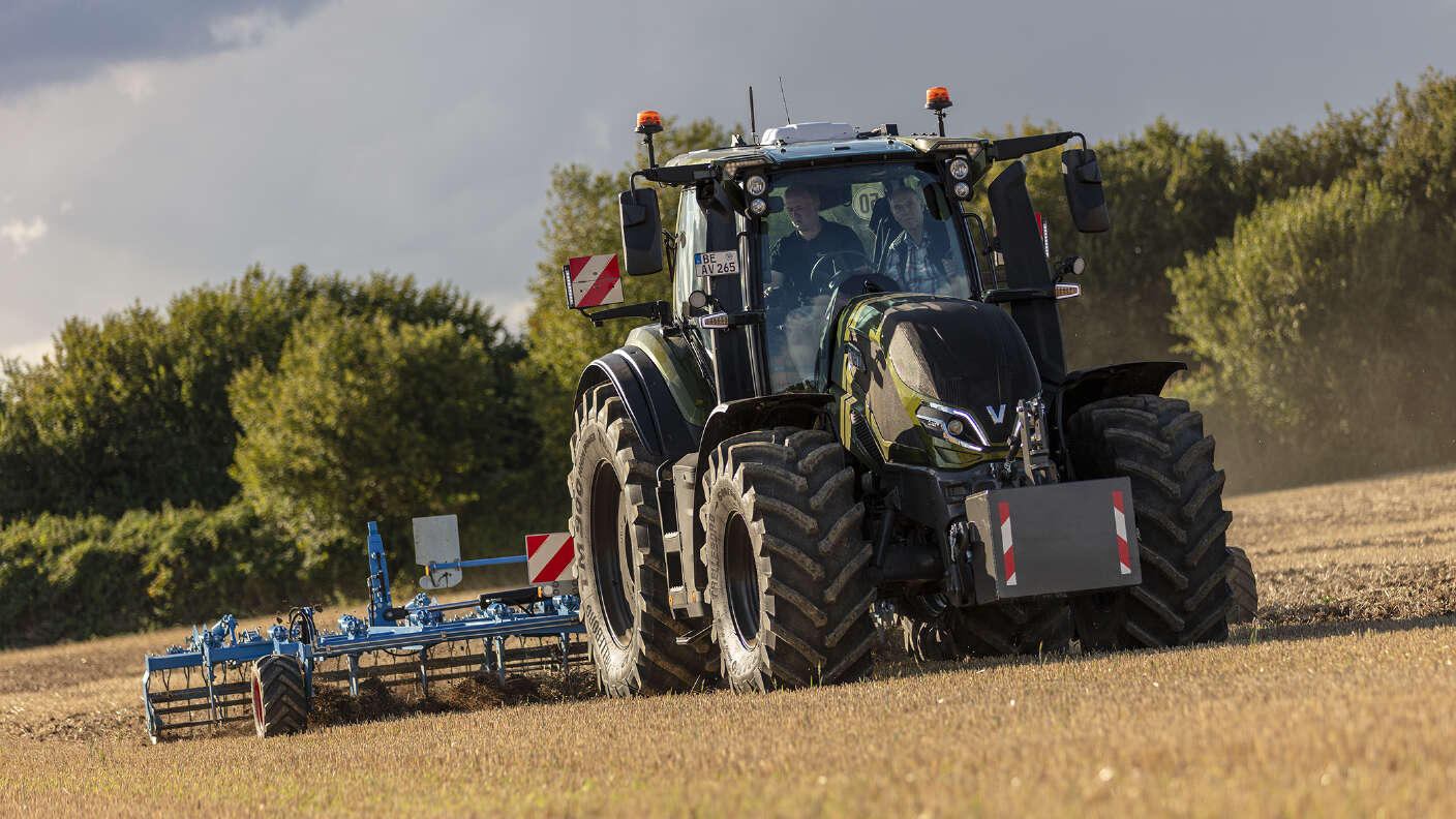 Fendt Traktor mit Grubber bei der Bodenbearbeitung auf einem Stoppelfeld.