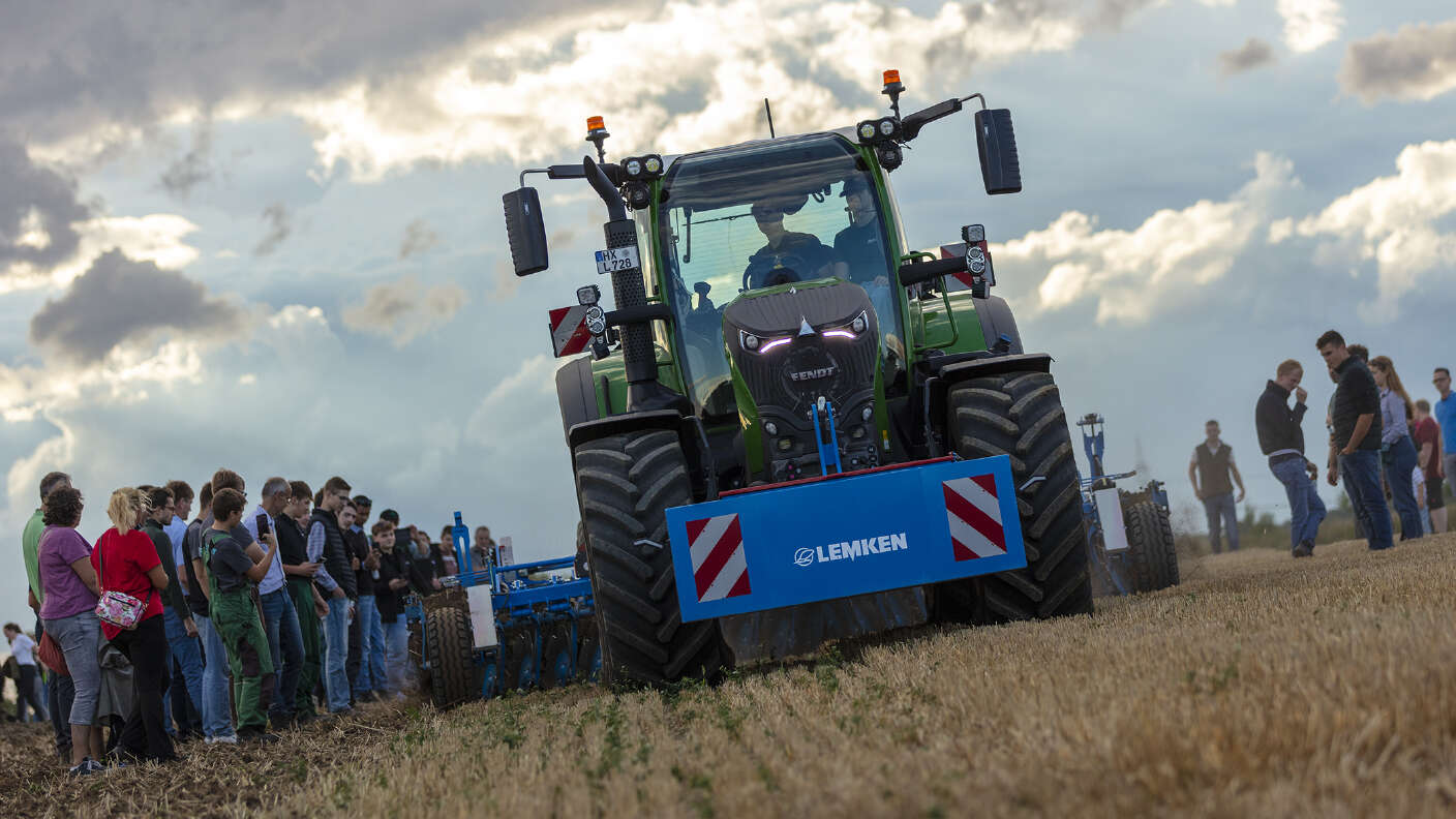 Fendt Traktor mit LEMKEN Gerät bei einer Feldvorführung, beobachtet von Besuchern.