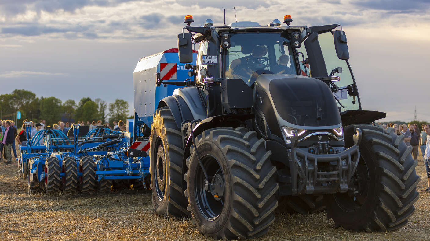 Fendt Traktor mit LEMKEN Bodenbearbeitungsgerät auf einem Vorführfeld.