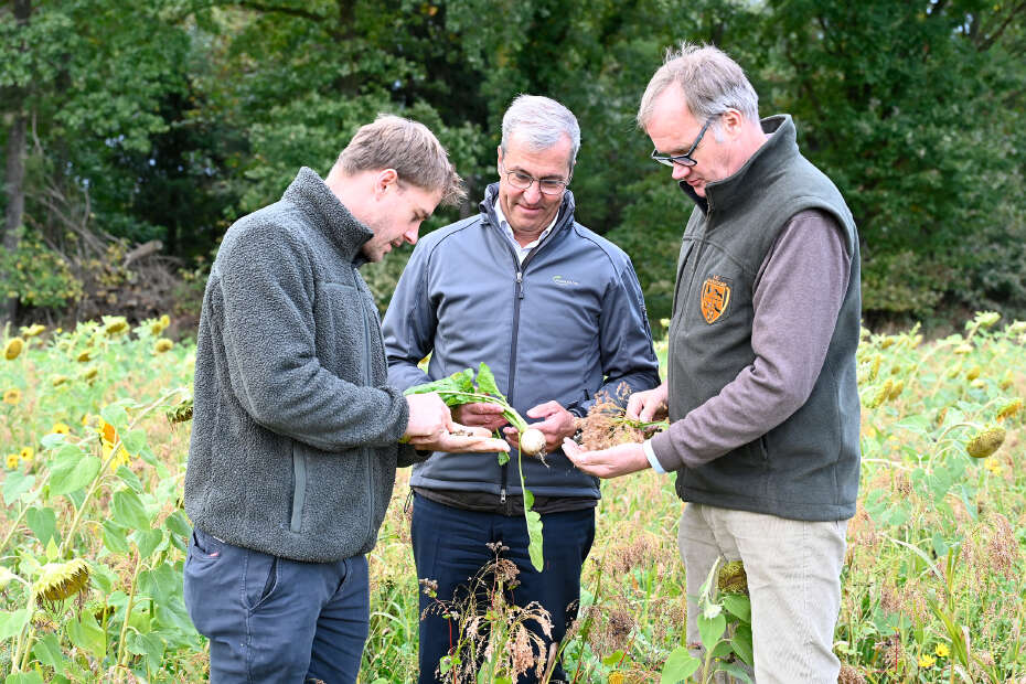 Dr. Dirk Köckler tauscht sich mit Akteuren aus Landwirtschaft, Jagd und Naturschutz aus.