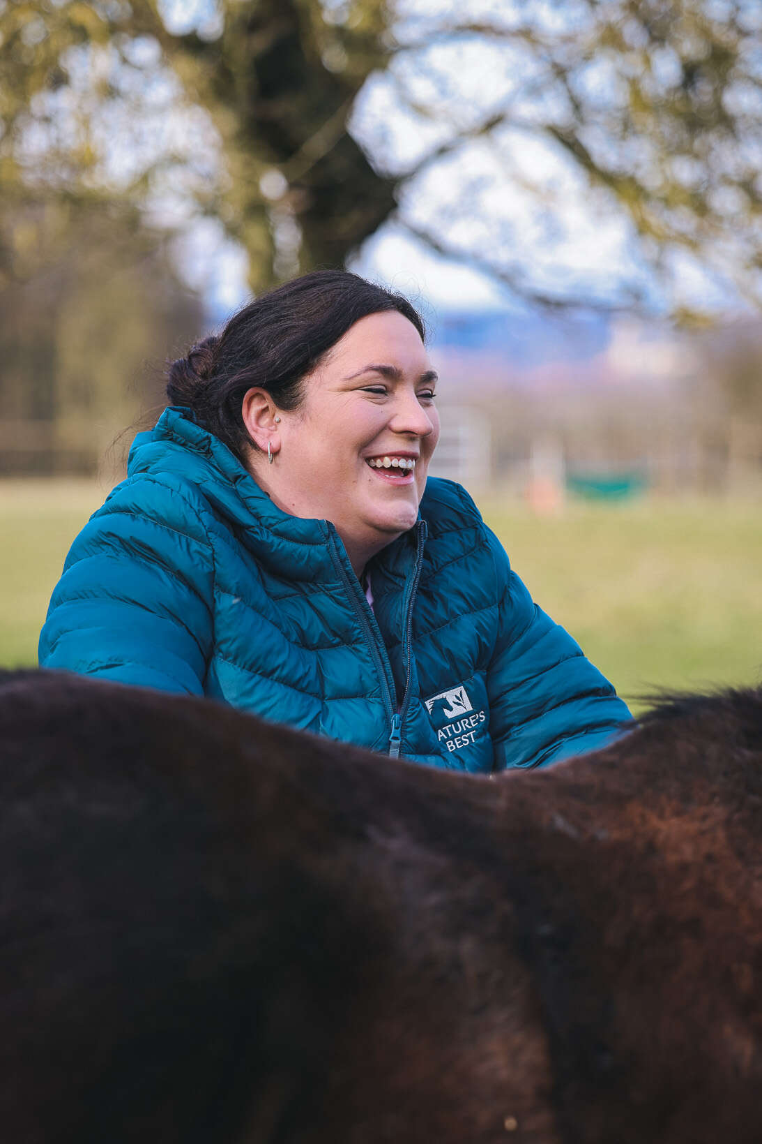 Franziska Wojewski, Produktmanagerin Nature's Best, mit einem Pferd auf der Weide.