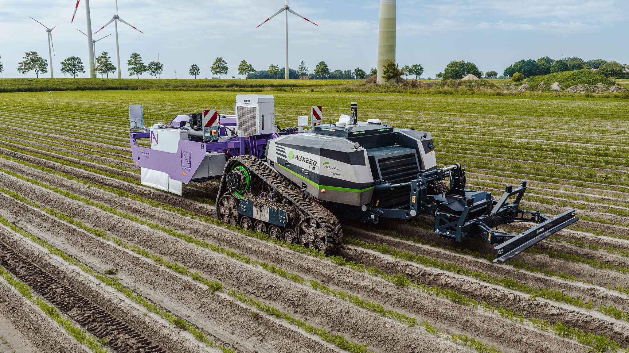 Naiture Laser Beam als Anbaugerät an einem Traktor auf dem Acker