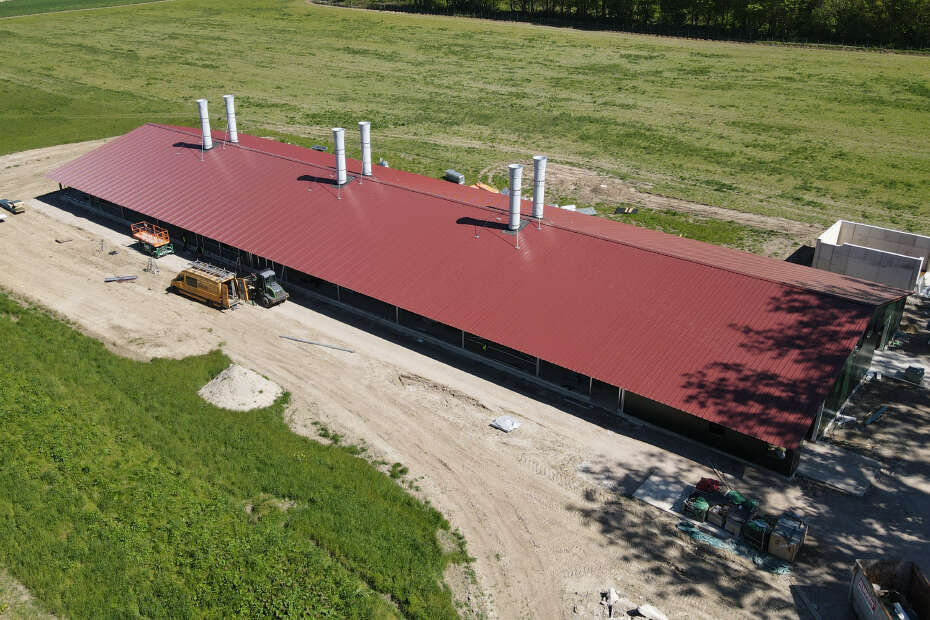 Ein neugebauter Legehennenstall aus der Luft fotografiert