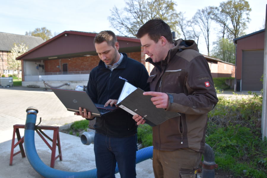 Landwirt in Gespräch mit Berater