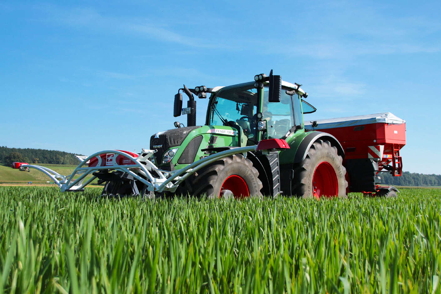Fendt im Getreidefeld mit Düngerstreuer und N-Sensor