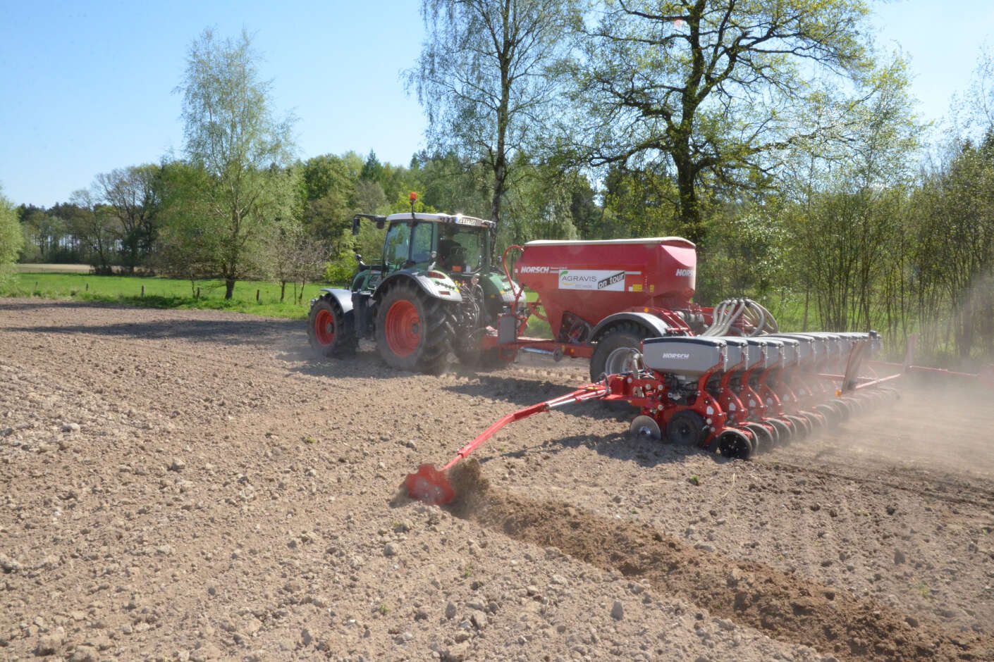 Schlepper mit Drillmaschine bei der tailflächenspezifischen Maisaussaat