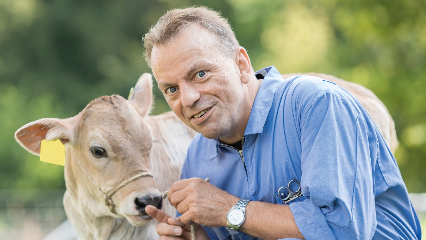 Prof. Kaske mit einem Kalb