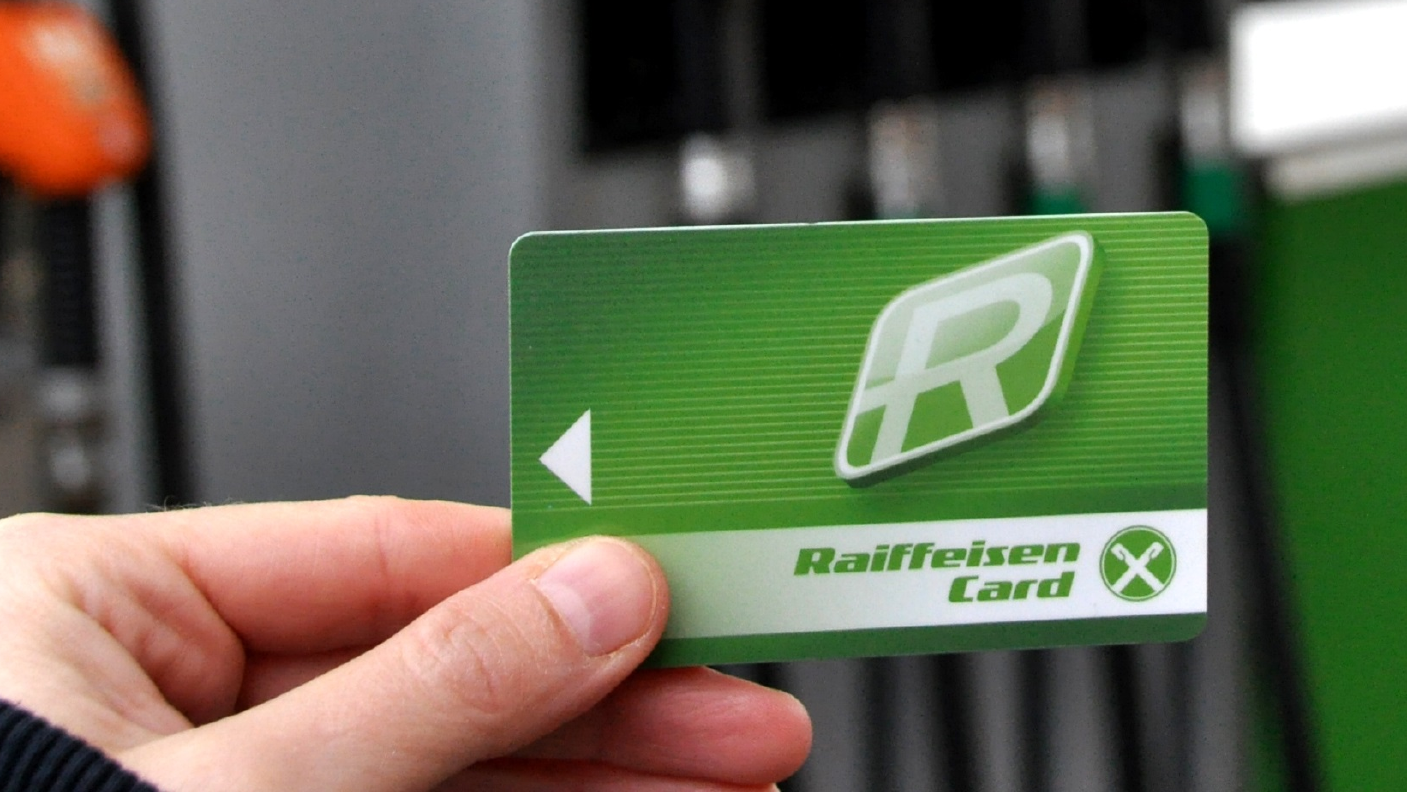 Raiffeisen-Card an Tankstelle mit Handmotiv